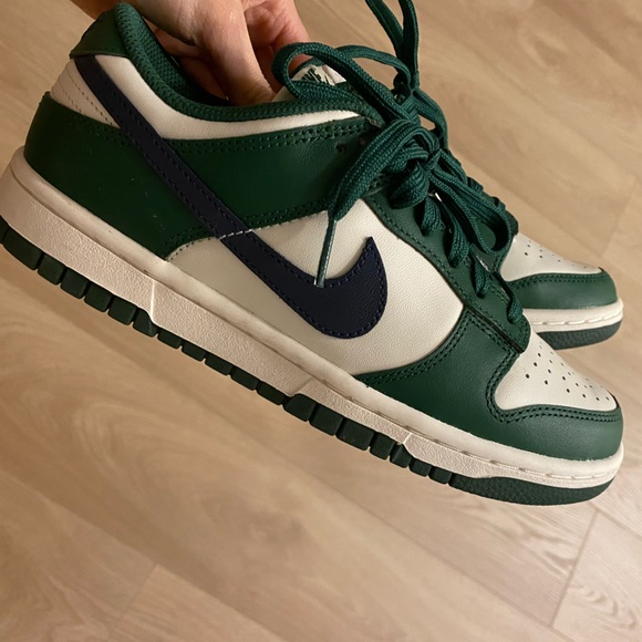 W NIKE Dunk Low - Picture 3 of 5